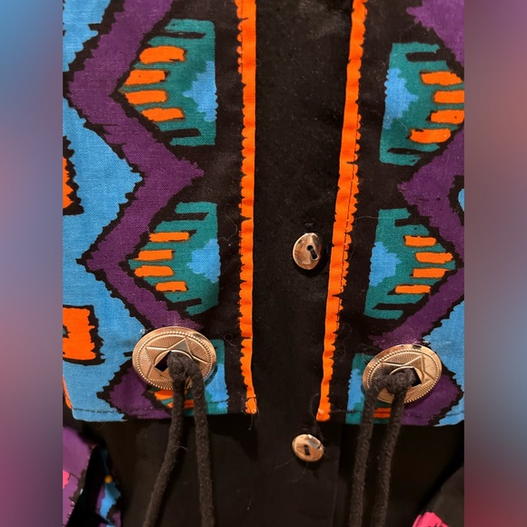 #1903. Vtg. Ozark Mountain Jean Co. Women's Black Aztec Print Shirt w/Conchos. M - Picture 2 of 8